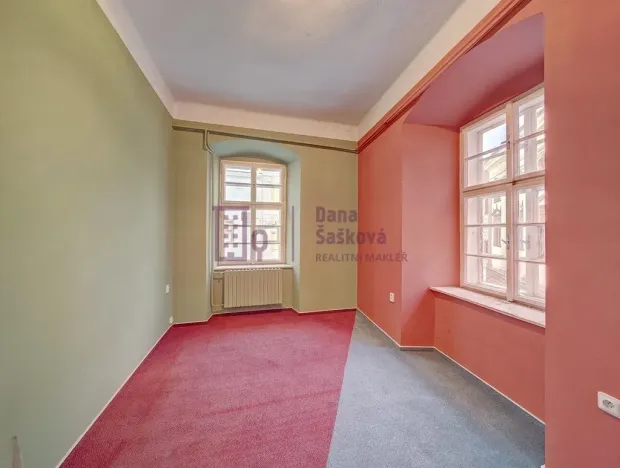 Pronájem obchodního prostoru, Jindřichův Hradec - Jindřichův Hradec I, nám. Míru, 525 m2