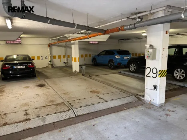 Pronájem garážového stání, Praha - Jinonice, U kříže, 13 m2