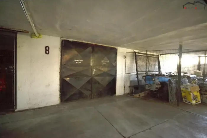 Pronájem garážového stání, Brno, Loosova, 12 m2