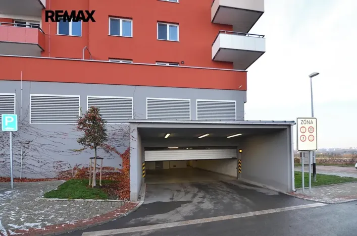 Pronájem garážového stání, Praha - Hlubočepy, Miloše Havla, 16 m2