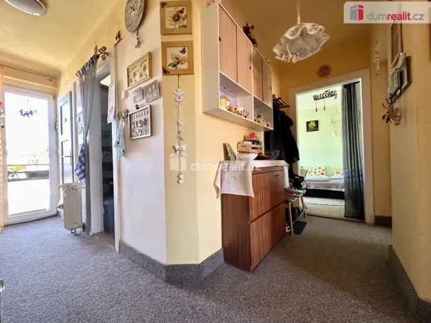 Prodej bytu 2+1, Ostrov, Hlavní třída, 75 m2