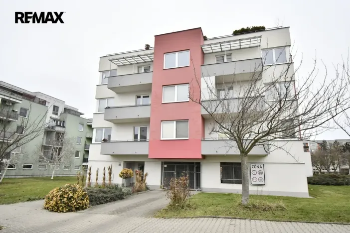 Pronájem garážového stání, Hradec Králové - Třebeš, Svatojánská, 13 m2