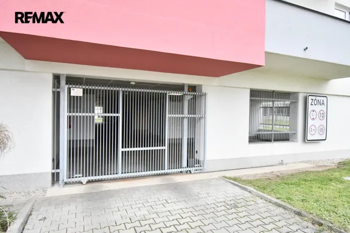 Pronájem garážového stání, Hradec Králové - Třebeš, Svatojánská, 13 m2