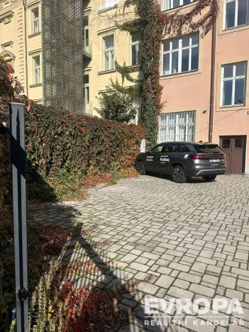 Pronájem garážového stání, Praha - Vinohrady, U Zvonařky, 15 m2