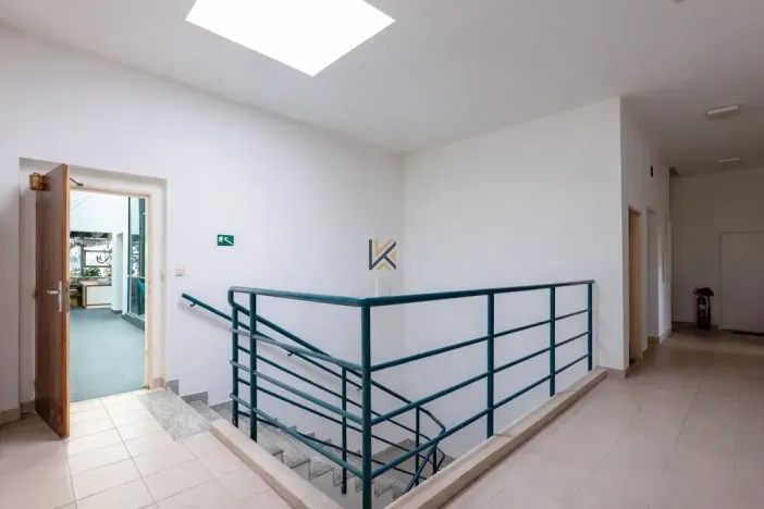 Pronájem kanceláře, Průhonice, Uhříněveská, 3300 m2