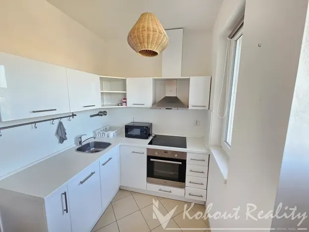 Pronájem bytu 1+kk, Praha - Hloubětín, Nademlejnská, 40 m2