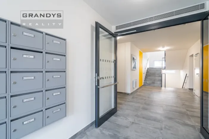 Prodej bytu 1+kk, Praha - Uhříněves, Oty Bubeníčka, 32 m2