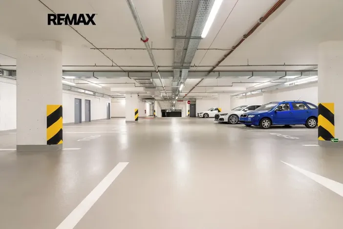 Pronájem garážového stání, Praha - Holešovice, Jankovcova, 18 m2