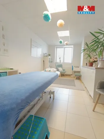 Pronájem obchodního prostoru, Tišnov, nám. Komenského, 26 m2