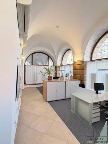 Pronájem kanceláře, Olomouc, Dolní náměstí, 204 m2