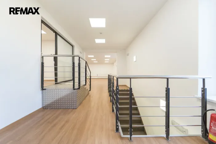 Pronájem obchodního prostoru, Praha - Háje, Hviezdoslavova, 661 m2