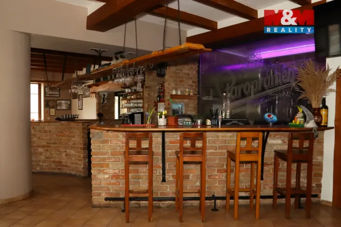 Pronájem restaurace, Holice, Smetanova, 233 m2