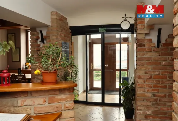 Pronájem restaurace, Holice, Smetanova, 233 m2