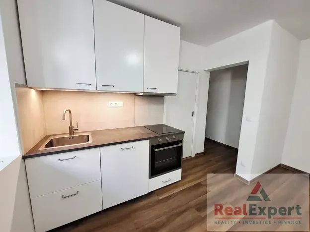 Pronájem bytu 1+kk, Praha - Vinohrady, Máchova, 29 m2