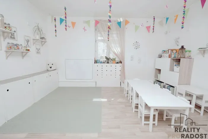 Prodej obchodního prostoru, Praha - Smíchov, U Okrouhlíku, 135 m2