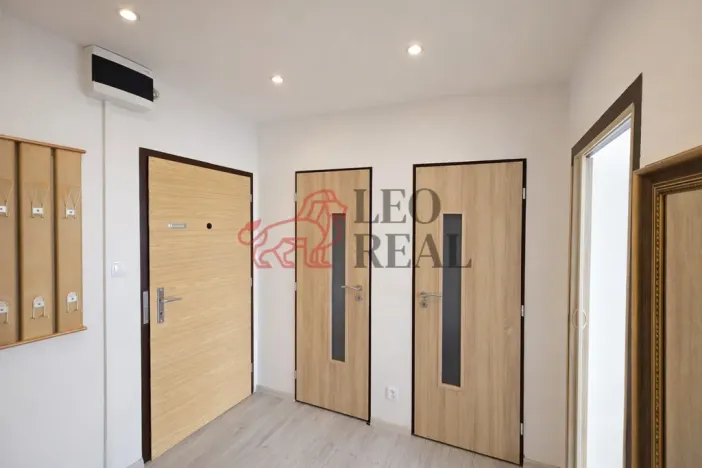 Pronájem bytu 2+kk, Praha - Modřany, Urbánkova, 43 m2