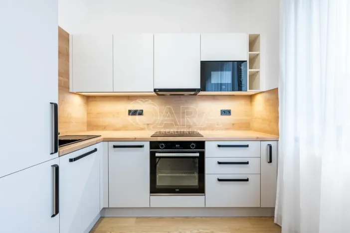 Pronájem bytu 1+kk, Praha - Karlín, Pobřežní, 31 m2