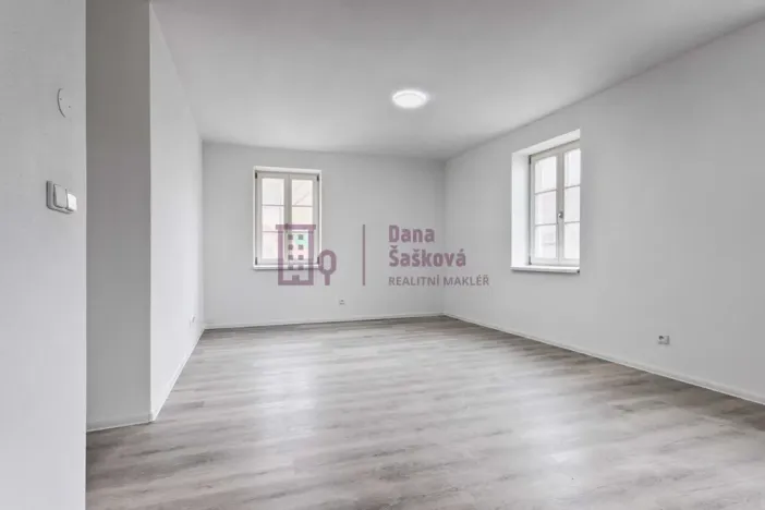 Pronájem bytu 3+kk, Jindřichův Hradec - Jindřichův Hradec I, nám. Míru, 57 m2