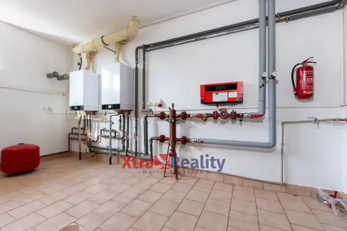 Prodej komerční nemovitosti, Modlany - Drahkov, 2300 m2