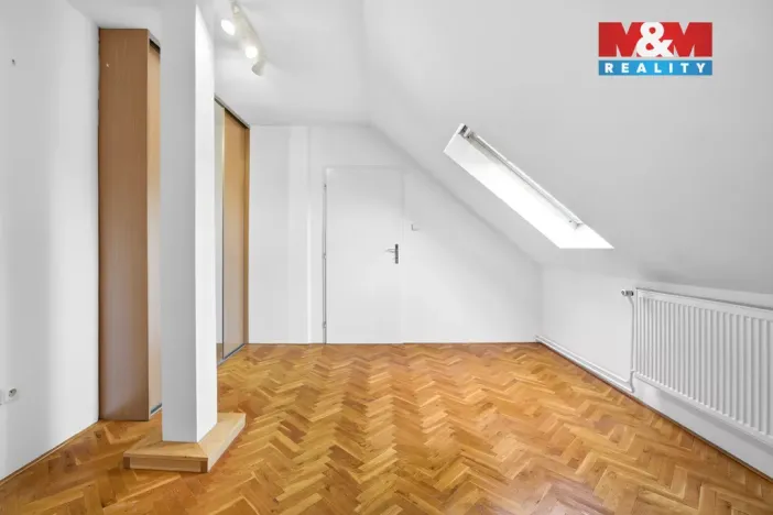 Prodej rodinného domu, Dobrovice, Komenského, 431 m2