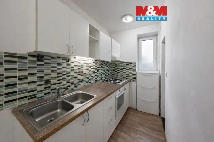 Prodej bytu 3+1, Karlovy Vary - Dvory, Lipová, 62 m2