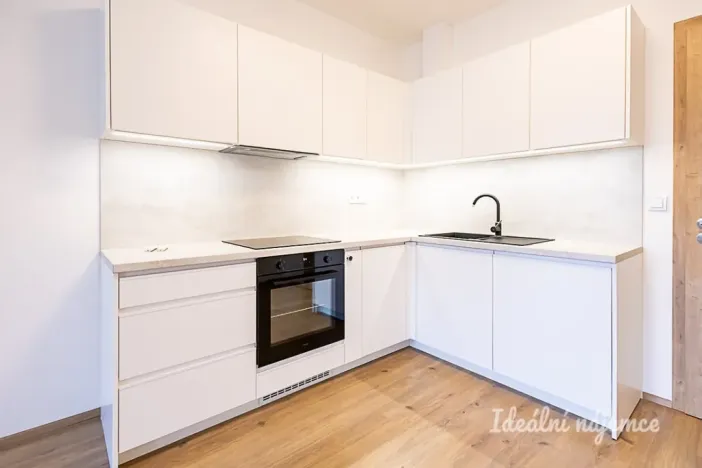 Pronájem bytu 1+kk, Praha - Strašnice, Štěchovická, 34 m2