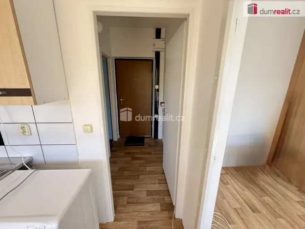 Pronájem bytu 1+1, Praha - Lhotka, Mirotická, 40 m2