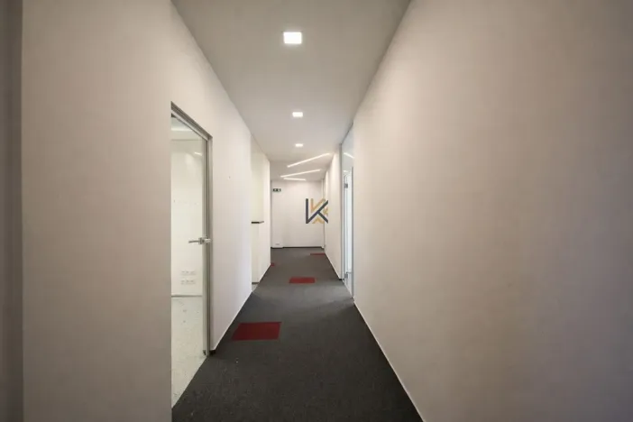 Pronájem kanceláře, Praha, Lihovarská, 368 m2