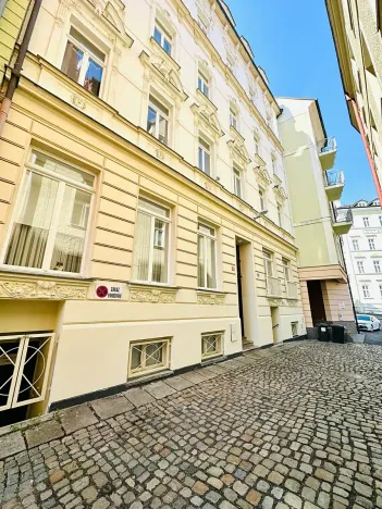 Prodej obchodního prostoru, Karlovy Vary, Zámecký vrch, 111 m2