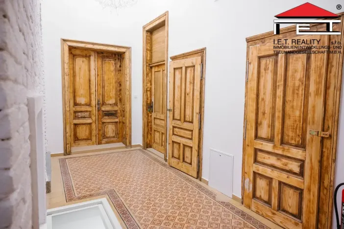 Prodej apartmánu, Frýdek-Místek, Zámecké nám., 405 m2