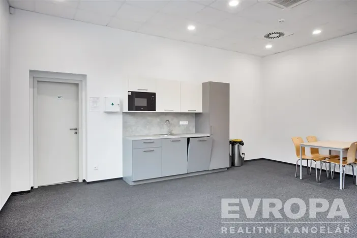 Pronájem kanceláře, Pardubice - Zelené Předměstí, třída Míru, 272 m2