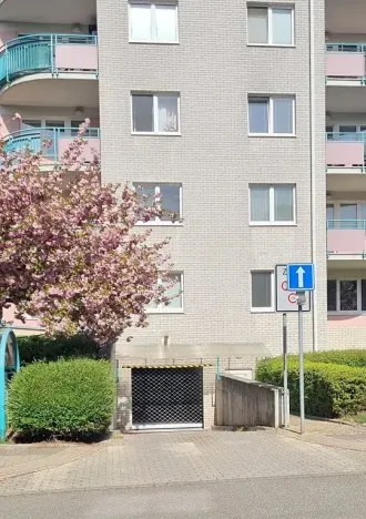 Pronájem garážového stání, Praha - Strašnice, Gutova, 20 m2