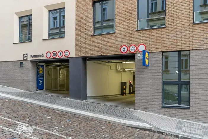 Pronájem garážového stání, Praha - Žižkov, Seifertova, 20 m2