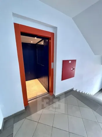 Pronájem bytu 2+kk, Praha - Karlín, Křižíkova, 50 m2