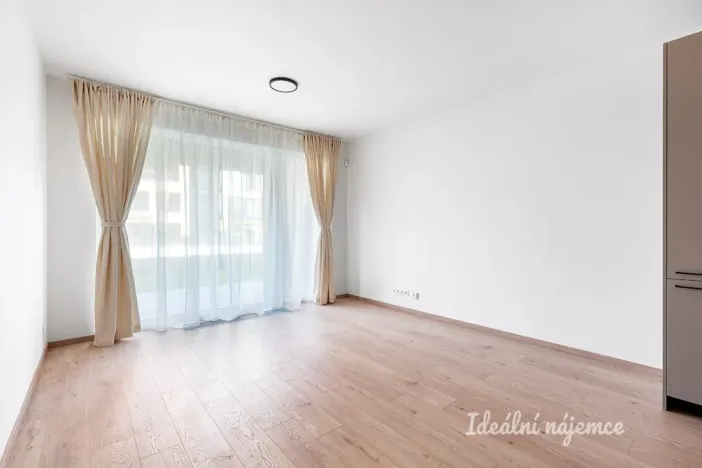 Pronájem bytu 1+kk, Praha - Hloubětín, Domalípova, 32 m2