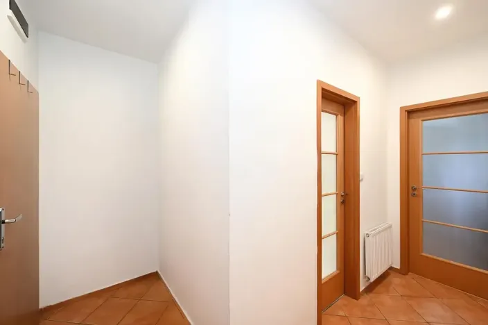 Pronájem bytu 2+kk, Praha - Holešovice, U garáží, 45 m2