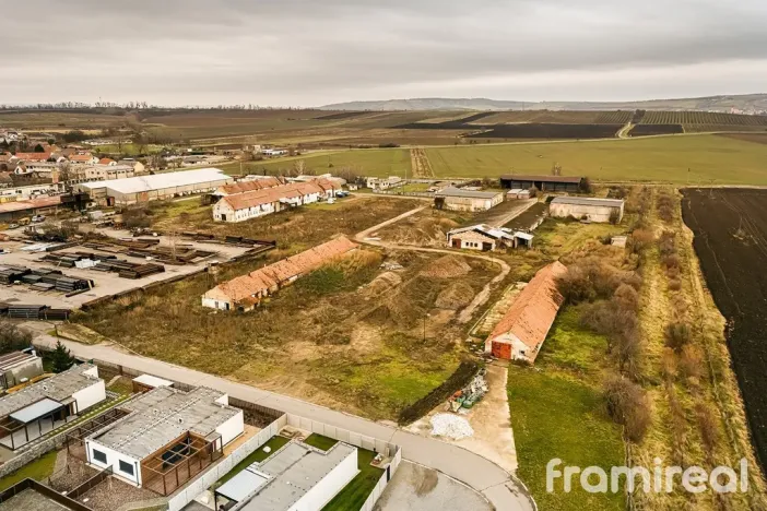 Prodej komerčního pozemku, Strachotín, 9422 m2