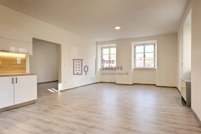 Pronájem bytu 2+kk, Jindřichův Hradec - Jindřichův Hradec I, nám. Míru, 72 m2