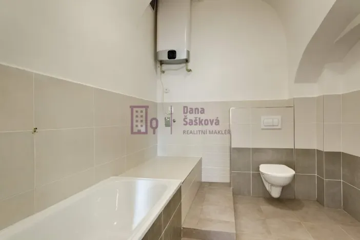 Pronájem bytu 2+kk, Jindřichův Hradec - Jindřichův Hradec I, nám. Míru, 72 m2