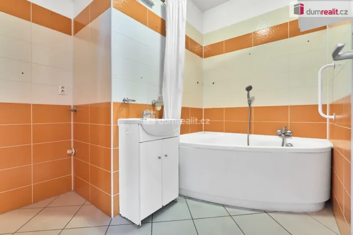Prodej bytu 2+1, Karlovy Vary - Doubí, Modenská, 60 m2