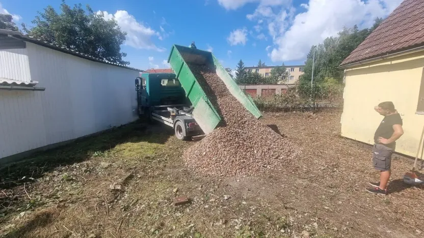 Pronájem komerčního pozemku, Praha, Na záhonech, 908 m2