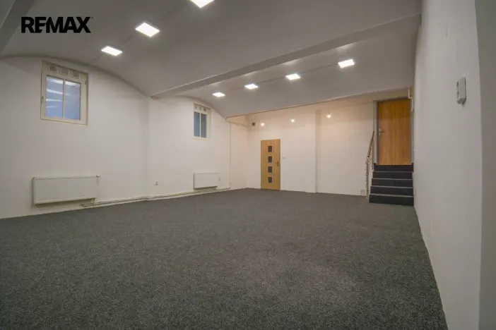 Pronájem obchodního prostoru, Hradec Králové, Československé armády, 213 m2