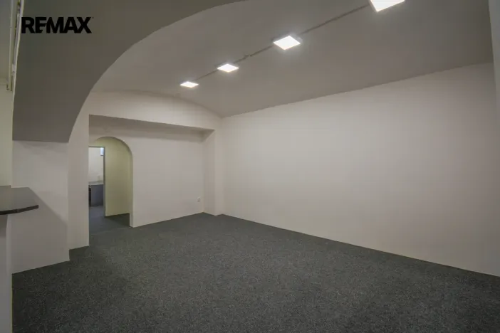 Pronájem obchodního prostoru, Hradec Králové, Československé armády, 213 m2