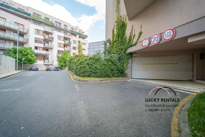 Pronájem garážového stání, Praha - Hostivař, Athénská, 22 m2
