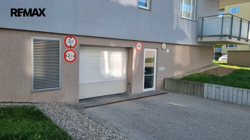 Pronájem garážového stání, Olomouc, Peškova, 12 m2