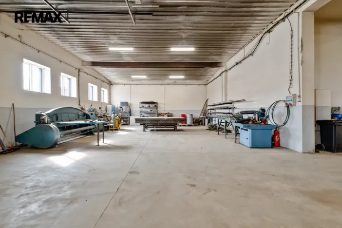 Prodej výrobních prostor, Buřenice, 2100 m2