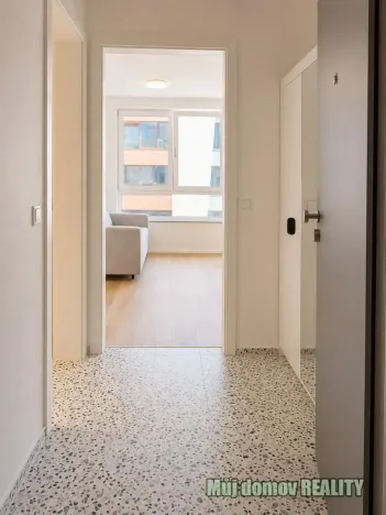 Pronájem bytu 1+kk, Praha - Radlice, U Komína, 33 m2