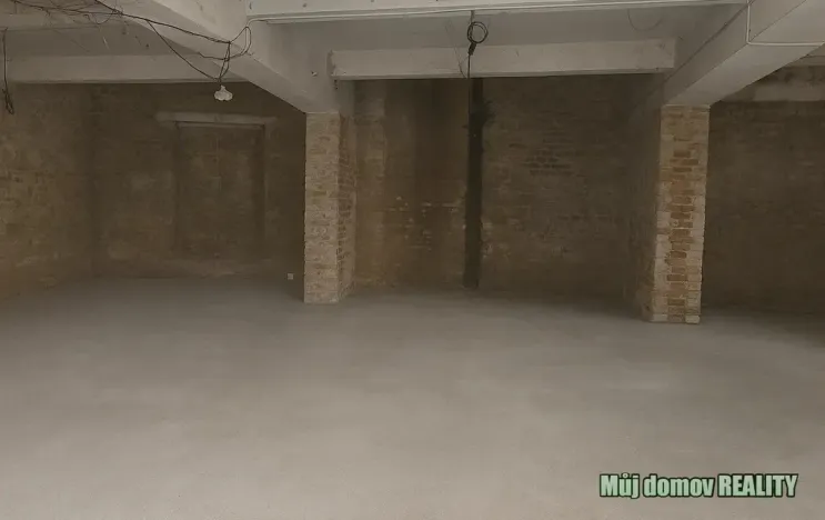 Pronájem obchodního prostoru, Praha - Libeň, náměstí Dr. Václava Holého, 300 m2