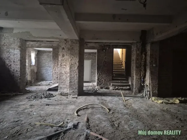 Pronájem obchodního prostoru, Praha - Libeň, náměstí Dr. Václava Holého, 300 m2