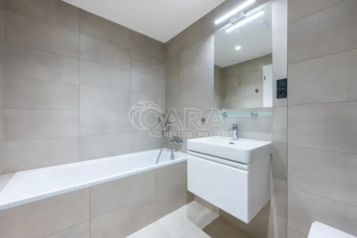 Pronájem bytu 1+kk, Praha - Karlín, Pobřežní, 32 m2